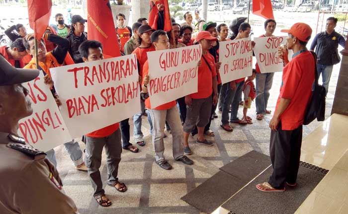Massa KPGM saat demo di kantor Pemkab Gresik. foto: SYUHUD/ BANGSAONLINE