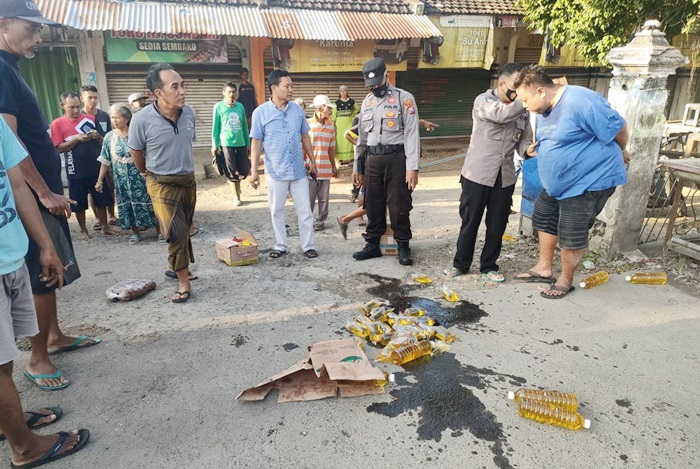 Pelaku JS berkaos biru saat diamankan polisi.