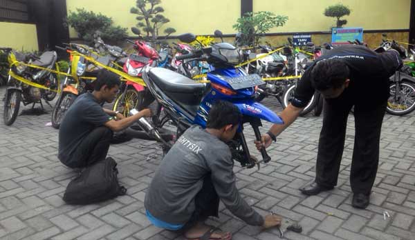 Salah satu pemilik sepeda motor terpaksa mengganti ban mereka jika ingin dibawa pulang. foto: dendi martoni/ BANGSAONLINE