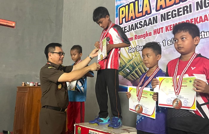 Kajari Nganjuk saat menyerahkan medali kepada para pemenang.
