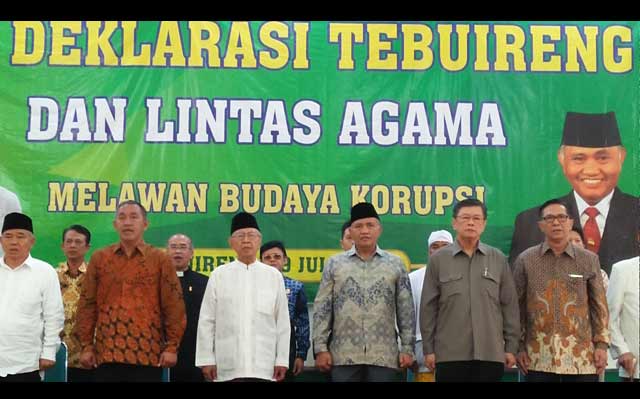 Tokoh lintas agama bersama Agus Rahardjo, Ketua KPK dan Pengasuh Ponpes Tebuireng saat deklarasi, Sabtu (27/7). foto: ROMZA/ BANGSAONLINE