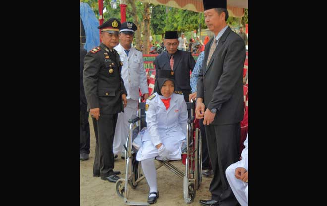Silvi Olivia saat berada di arena upacara kemerdekaan RI di lapangan Mojowarno, Kabupaten Jombang, Rabu (17/8). foto: ROMZA/ BANGSAONLINE