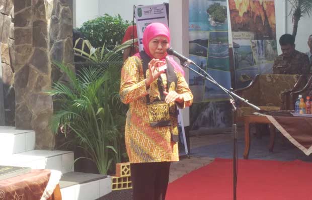 Menteri Sosial Khofifah Indar Parawansa saat memberikan sambutan di posko Gertak Trenggalek. foto: HERMAN/ BANGSAONLINE