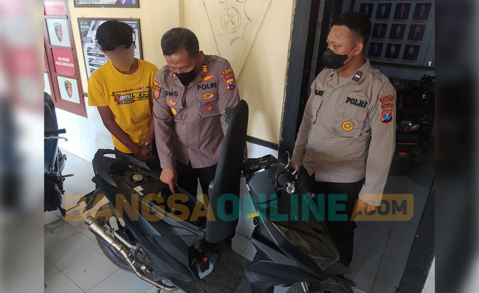 Polisi melihat modifikasi salah satu motor yang terjaring razia. Motor tersebut dipasangi alat untuk menambah kecepatan. Foto: MUTAMMIM/BANGSAONLINE