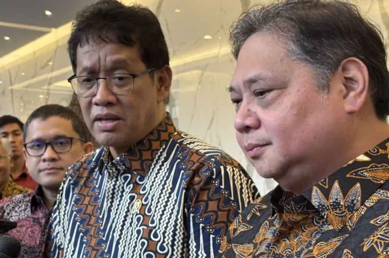 Purbaya Yudhi Sadewa Menteri Keuangan (kiri) bersama Airlangga Hartarto Menteri Koordinator Bidang Perekonomian menjawab pertanyaan wartawan dalam konferensi pers di Kantor Kementerian Koordinator Bidang Perekonomian Jakarta, Jumat (12/9/2025). Foto: Antara