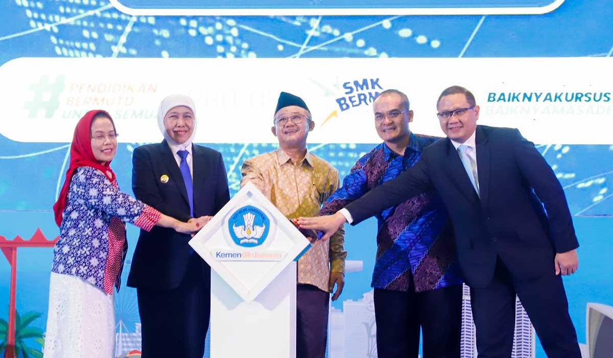 Gubernur Khofifah bersama Mendikdasmen ketika melepas 3.600 lulusan SMK dan LKP bekerja ke luar negeri.