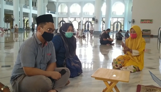 Benedict Tegar Julio saat ikrar dua kalimat syahadat di Masjid Nasional Al-Akbar Surabaya usai salat Jumat (22/1/2021). foto: mma/ bangsaonline.com