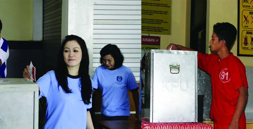 Satu napi perempuan ikut coblosan, dan satu tahanan Polrestabes diberi kesempatan nyoblos. Foto:nur faishal/rusmiyanto/BANGSAONLINE