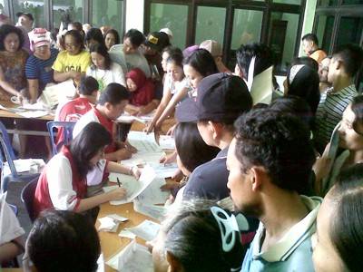 Warga sedang mengantri menukarkan bingkisan kepada panitia (foto: Nanang/BANGSA ONLINE