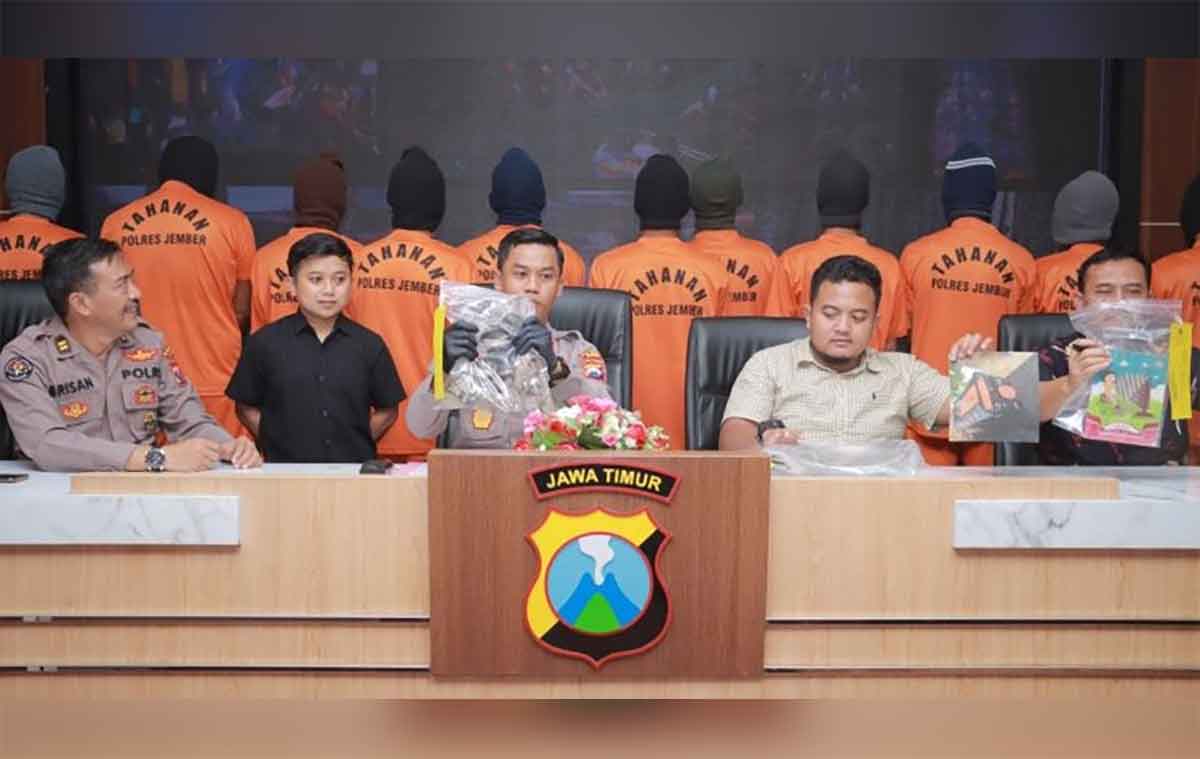 Polres Jember saat konferensi pers ungkap kasus penambangan emas ilegal.