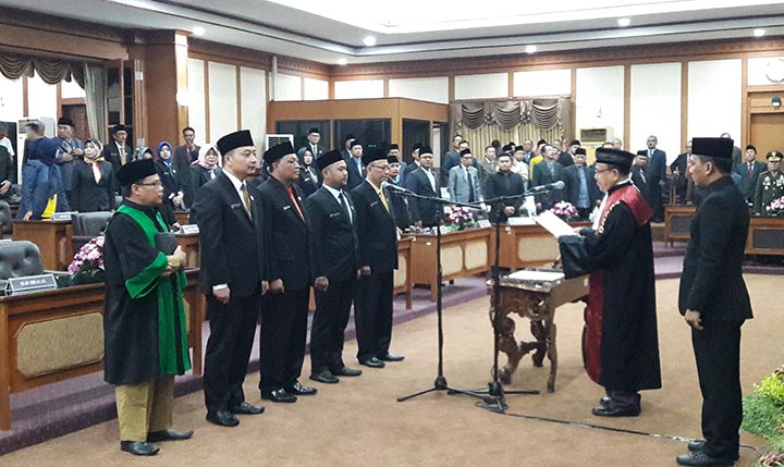 Pimpinan DPRD Gresik saat dilantik, Agustus lalu. foto: SYUHUD/ BANGSAONLINE