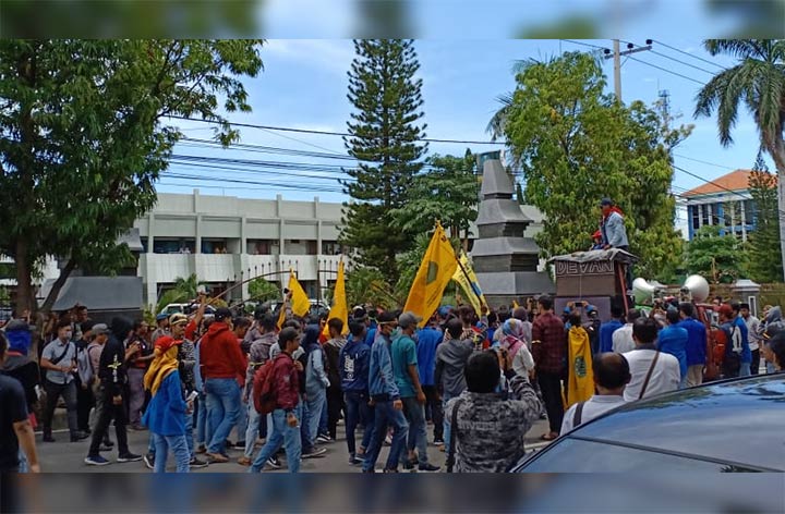 PMII Situbondo saat menggelar aksi di Pemkab Situbondo. foto: MURSIDI/ BANGSAONLINE