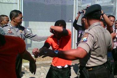 Para tersangka napi yang ditengarai sebagai pemilik narkoba dalam lapas saat akan digelandang ke Mapolres. (foto: rizal/BANGSAONLINE)