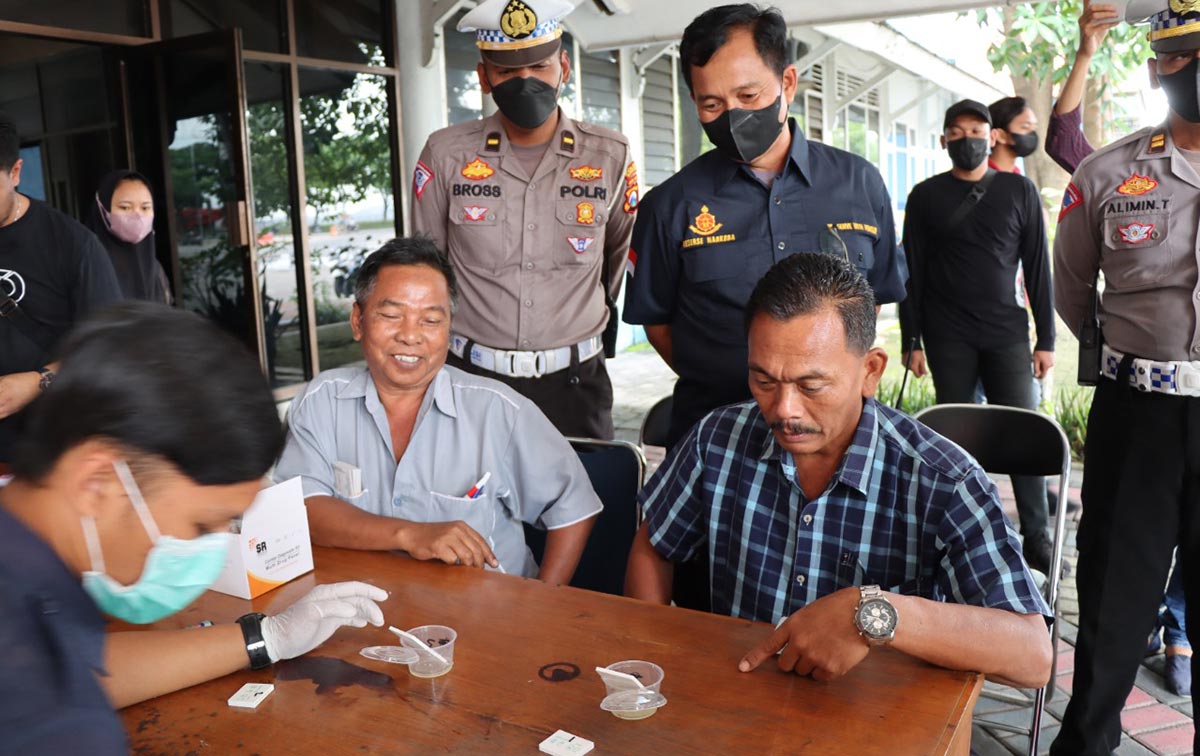 Petugas gabungan Polres Gresik dan BNN lakukan tes urine sopir di Terminal Bunder. Foto: SYUHUD/ BANGSAONLINE