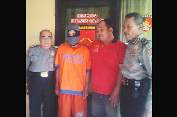 Tersangka Agung diapit petugas Polsek Candi.