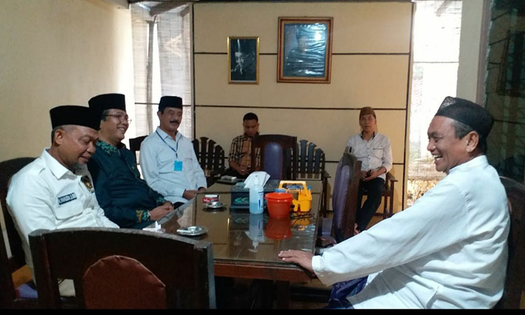 H. Syafiuddin bersama Fattah Jasin Calon Bupati Sumenep saat silaturahmi ke kediaman Ketua PCNU Sumenep K.H. A. Panji Taufik. (foto: ist)
