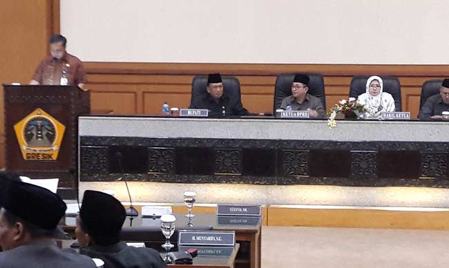 Plt Sekkab, Bambang Isdianto saat menanggapi pengajuan 7 Ranperda Inisiatif DPRD. foto: syuhud/ BANGSAONLINE