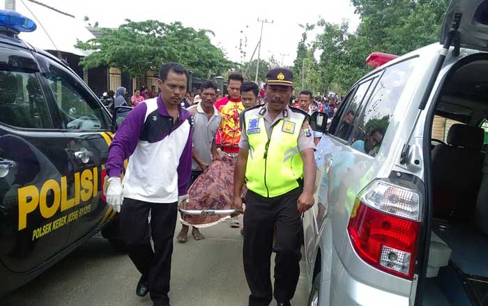 Jasad korban saat dievakuasi petugas.