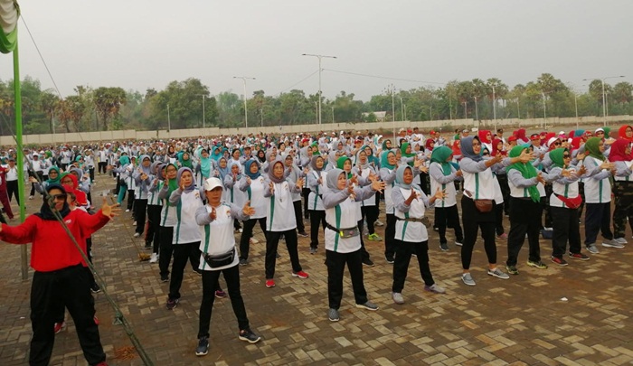 Senam lansia di kompleks Tuban Sport Center (TSC).