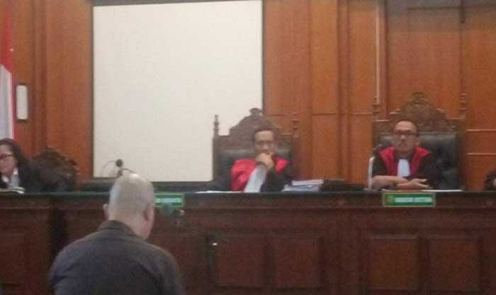 Ahmad Dhani saat menjalani sidang.