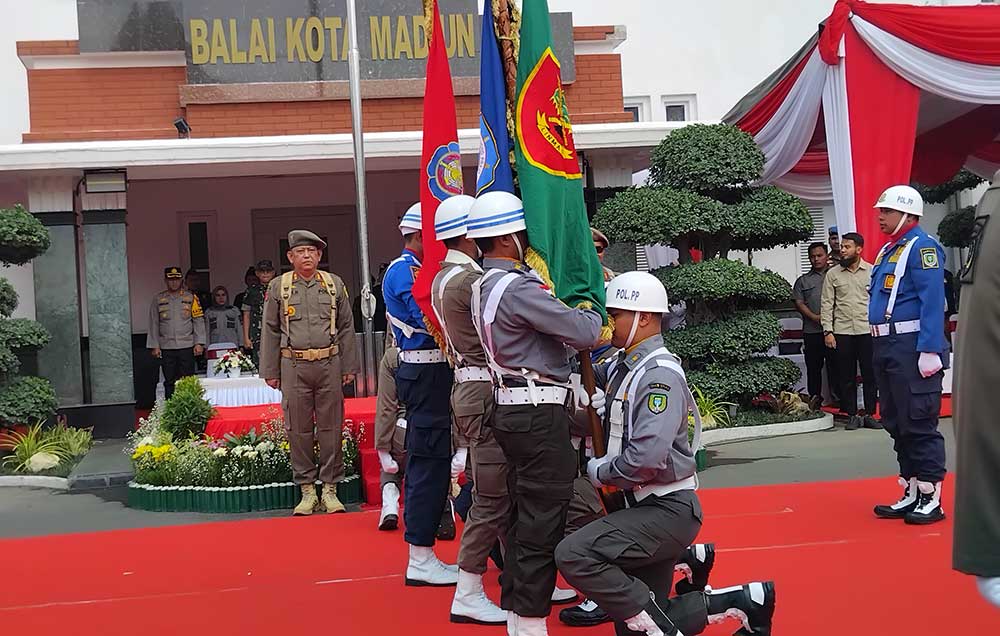 Serah terima Pataka Jer Basuki Mawa Beya. Foto: HENDRO SUHARTONO/ BANGSAONLINE