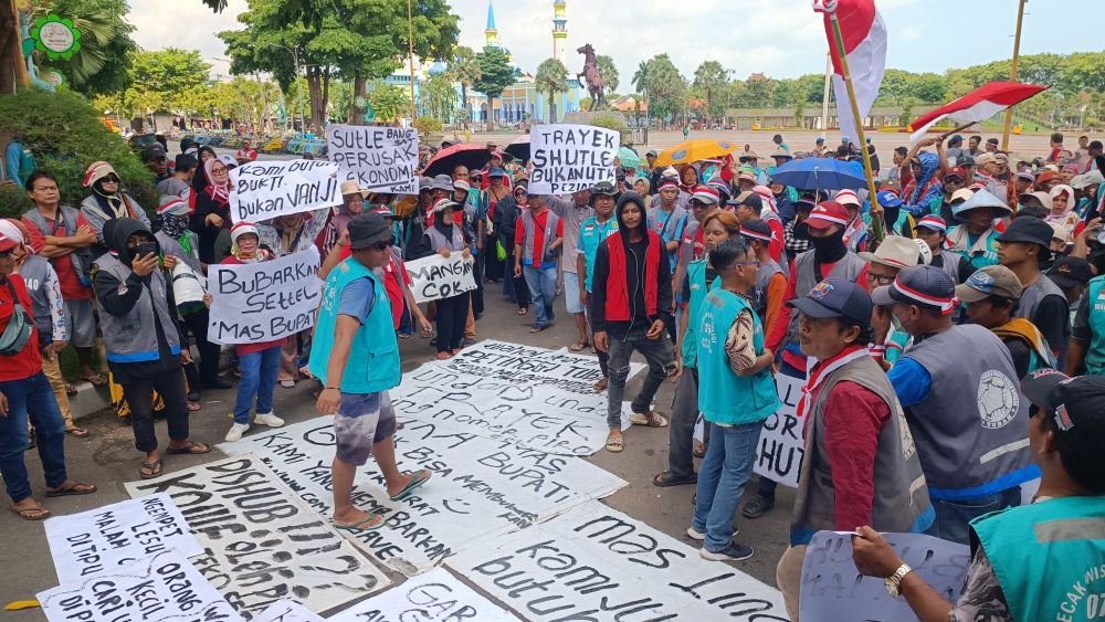 Ratusan tukang becak kawasan wisata religi makam Sunan Bonang saat menggelar aksi unjuk rasa di depan Kantor Bupati Tuban