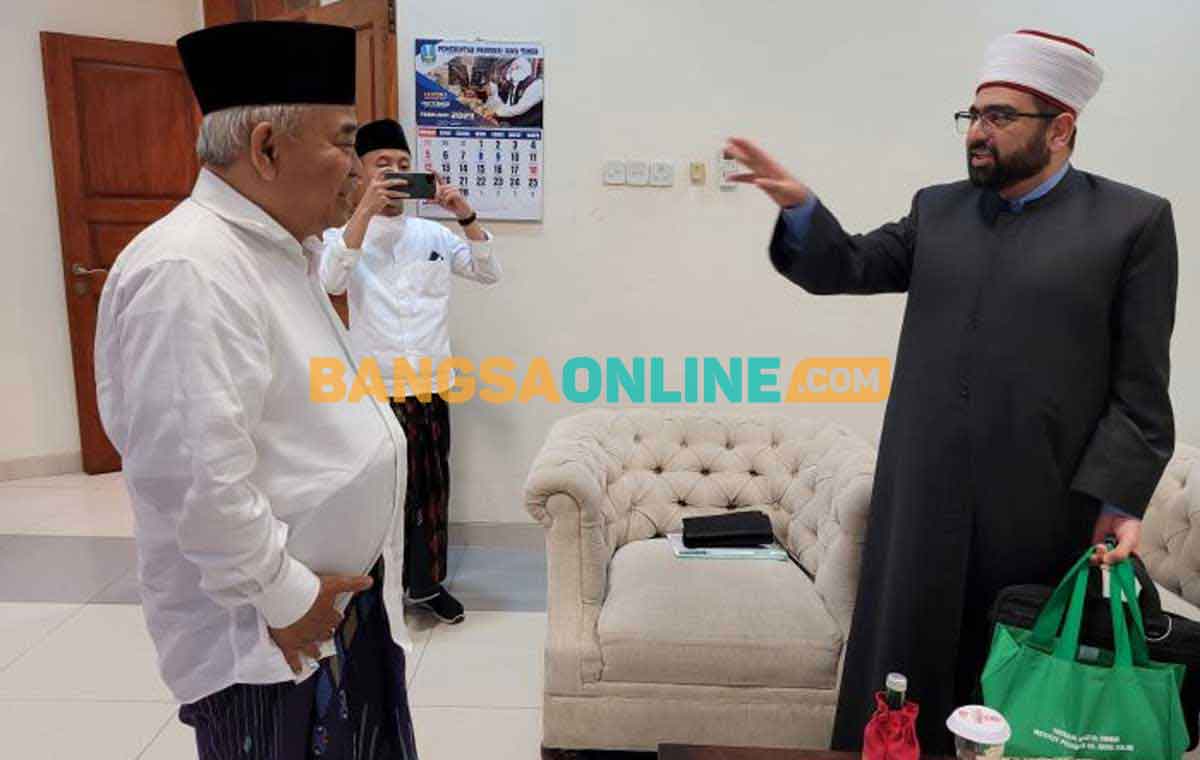 Prof Dr KH Asep Saifuddin Chalim, MA saat bertemu Syaikh Ahmad Ibrahim Al-Hasanat, seorang mufti besar yang juga Wakil Menteri Agama Yordania di ruangan VIP Bandadara Juanda Sidoarjo, Rabu (8/2/2023). Foto: M Mas