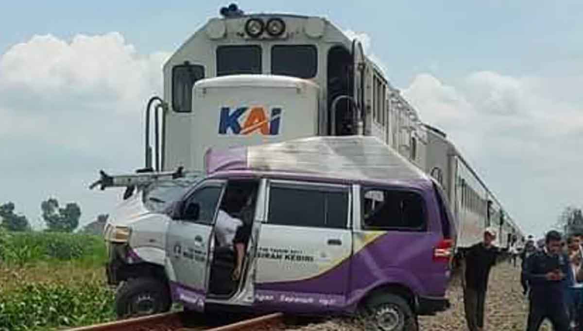 Kecelakaan di Perlintasan Sebidang kembali terjadi, KA Matarmaja Tertemper Ambulans di Kediri