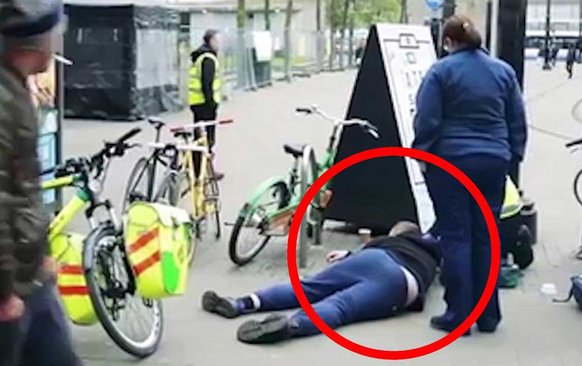 Pria yang terkena efek tembakau zombie. Menabrak, lalu tak sadar. foto; repro mirror.co.uk