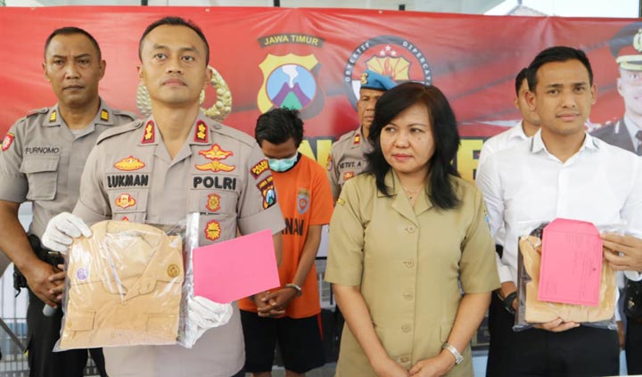 Kapolres Kediri AKBP Lukman Cahyono bersama petugas dari DP2KBP3A Kabupaten Kediri, sedang menunjukkan barang bukti. foto: MUJI HARJITA/ BANGSAONLINE