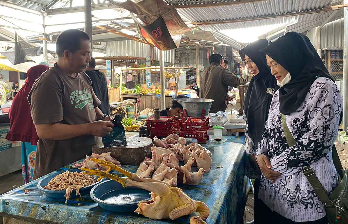 Beberapa ibu guru saat sedang berbelanja daging ayam di Pasar Bence Kota Kediri. Foto: Ist