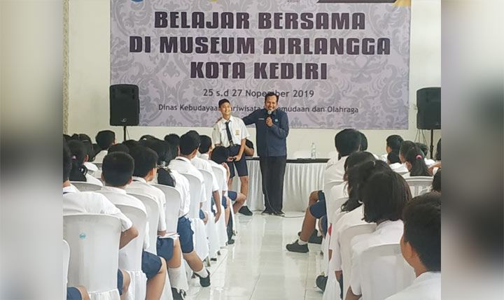 Suasana belajar bersama para pelajar SMP di gedung II museum Airlangga Kota Kediri. foto: ARIF K/ BANGSAONLINE
