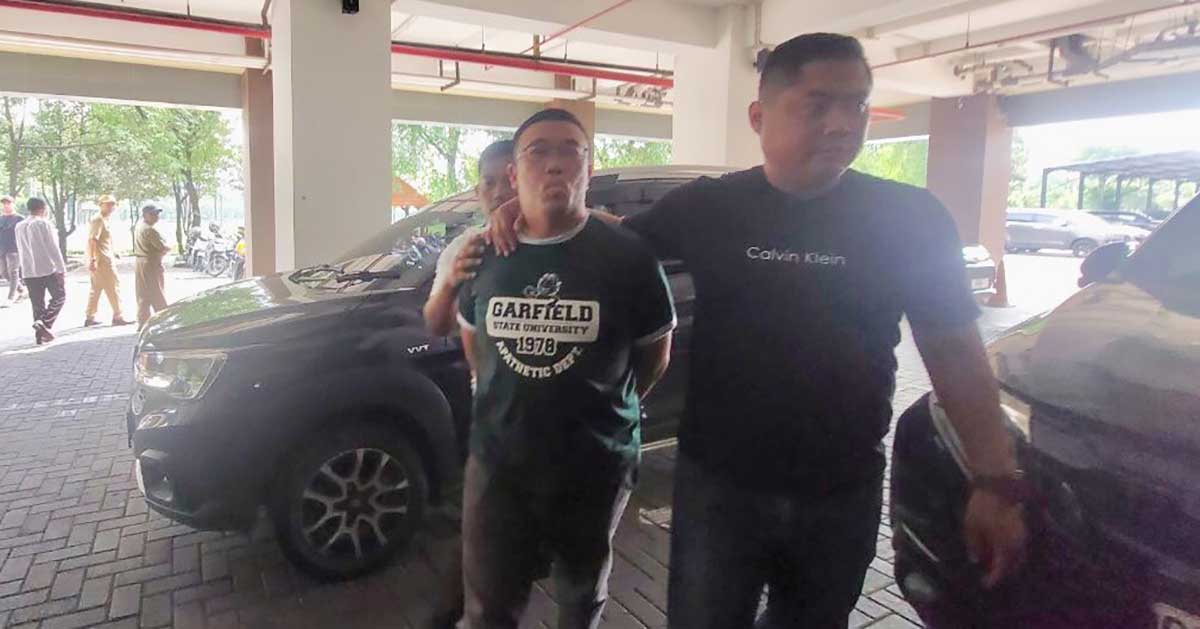 Petugas dari Ditreskrimum Polda Jatim saat mengamankan salah satu pelaku pengeroyokan dan perusakan rumah Elina Widjajanti (80), warga Dukuh Kuwukan, Surabaya.