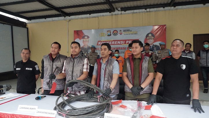 Barang bukti dan tersangka yang dihadirkan dalam konferensi pers kepolisian