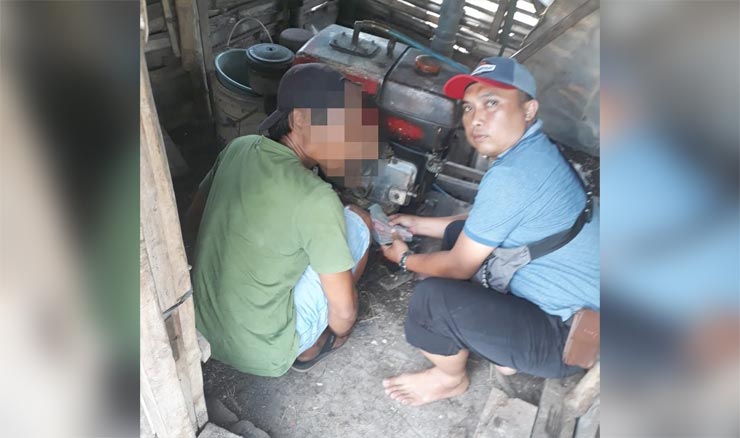 Anggota Unit Reskrim Polsek Babadan saat meringkus pelaku curat (kiri) di rumahnya.