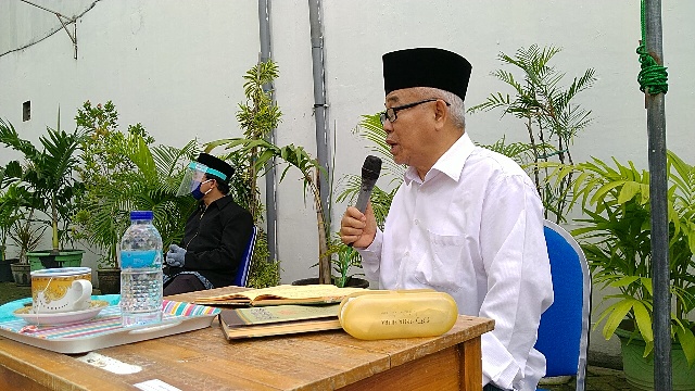 Prof. Dr. KH. Asep Saifuddin Chalim, M.Ag saat membaca kitab Mukhtarul Ahadits dan memimpin istighatsah siswa-siswi SMP Unggulan Amanatul Ummah di Jalan Siwalankerto Utara Surabaya, Sabtu (20/6/2020) . foto: MMA/ bangsaonline.com