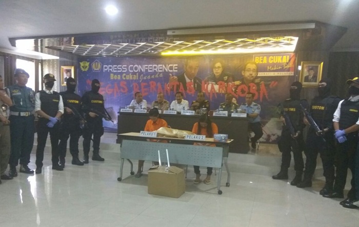Kedapatan membawa 2,415 kilogram sabu, dua wanita penumpang pesawat tujuan Surabaya ini ditangkap petugas bandara Juanda Sidoarjo. 