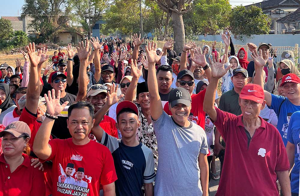 Bakal calon bupati Lukman Hakim foto bersama peserta jalan sehat.