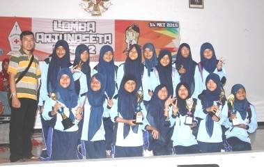 Regu PMR SMPN 1 Singgahan saat foto bersama piala yang diraihnya. (foto: suwandi/BANGSAONLINE)