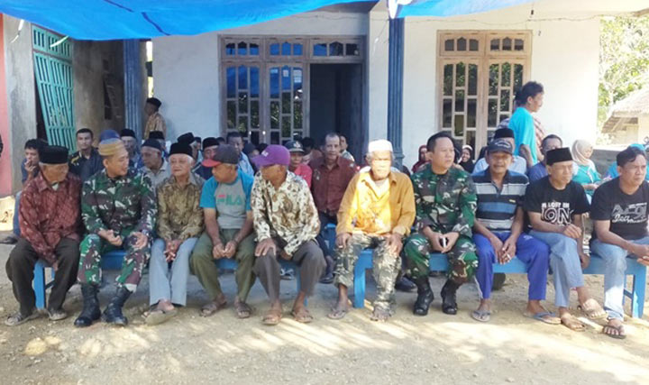 Masih berseragam lengkap dan bersepatu, para prajurit Yonmekanis 512 ikut berbela sungkawa dan bertakziah ke rumah duka.