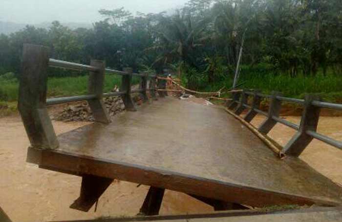 Kondisi jembatan Mlati Arjosari yang miring usai diterjang banjir.