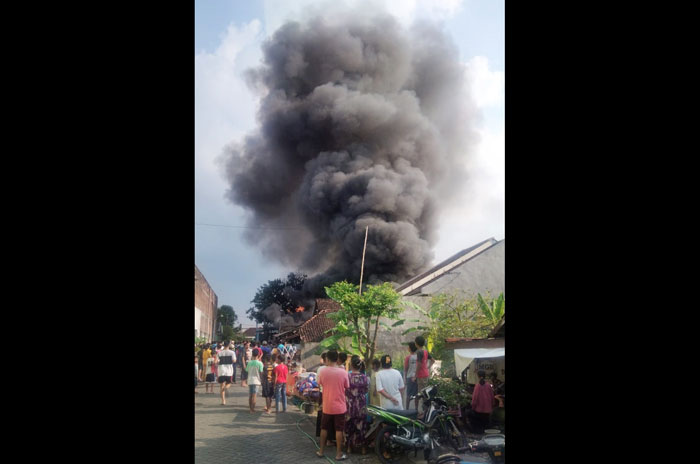Warga Dusun Kesemen RT. 05/RW. 02, Kecamatan kedamean keluar rumah melihat gudang rongsokan yang terbakar. foto: SYUHUD/BANGSAONLINE.com