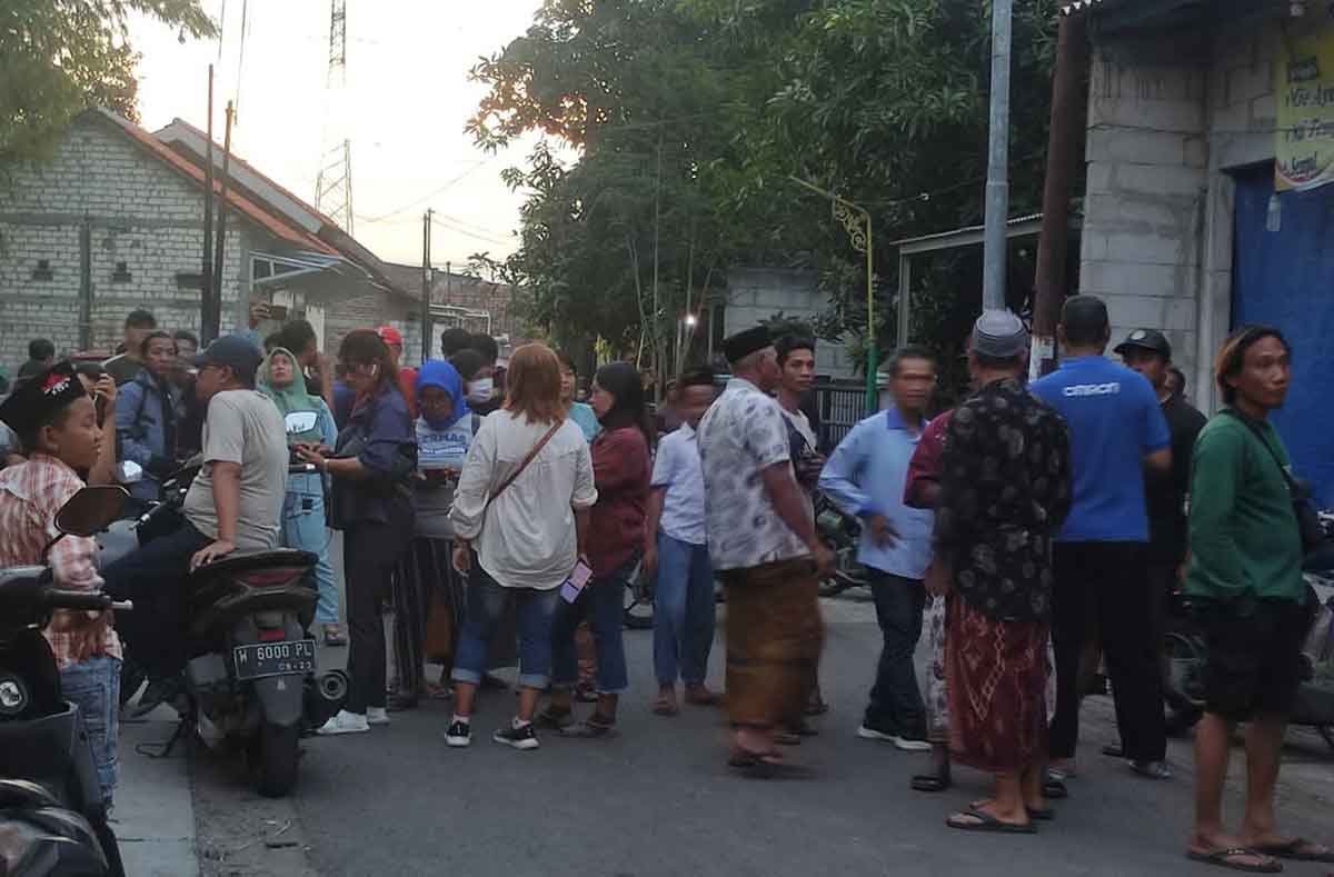 Warga Desa Pagerwojo, Kecamatan Buduran, Sidoarjo, saat berada di sekitar Pondok Pesantren Al Mahdiy.