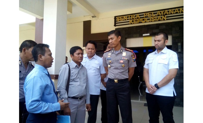 Keluarga korban pasien RSI Siti Khodijah Kecamatan Taman Sepanjang mendatangi Sentra Pelayanan Kepolisian Terpadu (SPKT) Polresta Sidoarjo, Selasa (30/1). 