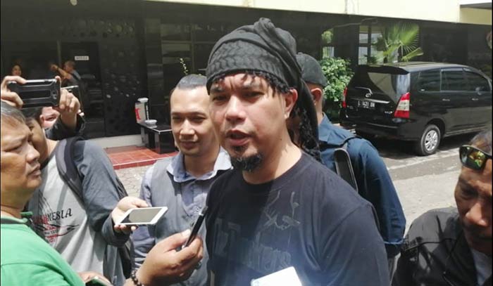 Ahmad Dhani Prasetyo saat memberikan keterangan kepada awak media.
