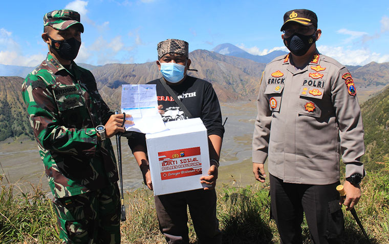 Kapolres Pasuruan AKBP Erick Frendriz, S.I.K., M.Si. saat saat memberikan bantuan sosial di Desa Wonokitri, Kecamat Tosari, Kabupaten Pasuruan, Sabtu (22/8/2021). foto: ist