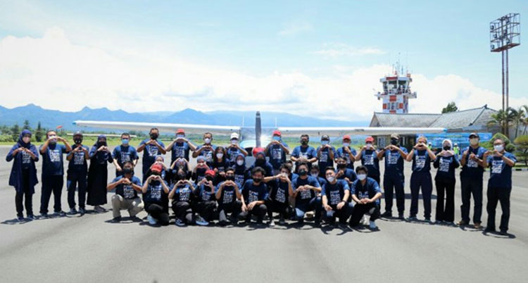 Suasana saat foto bersama antara pesera UKM Biru Flying Club dan Pelatih di Lanud Abdulrachman Saleh.