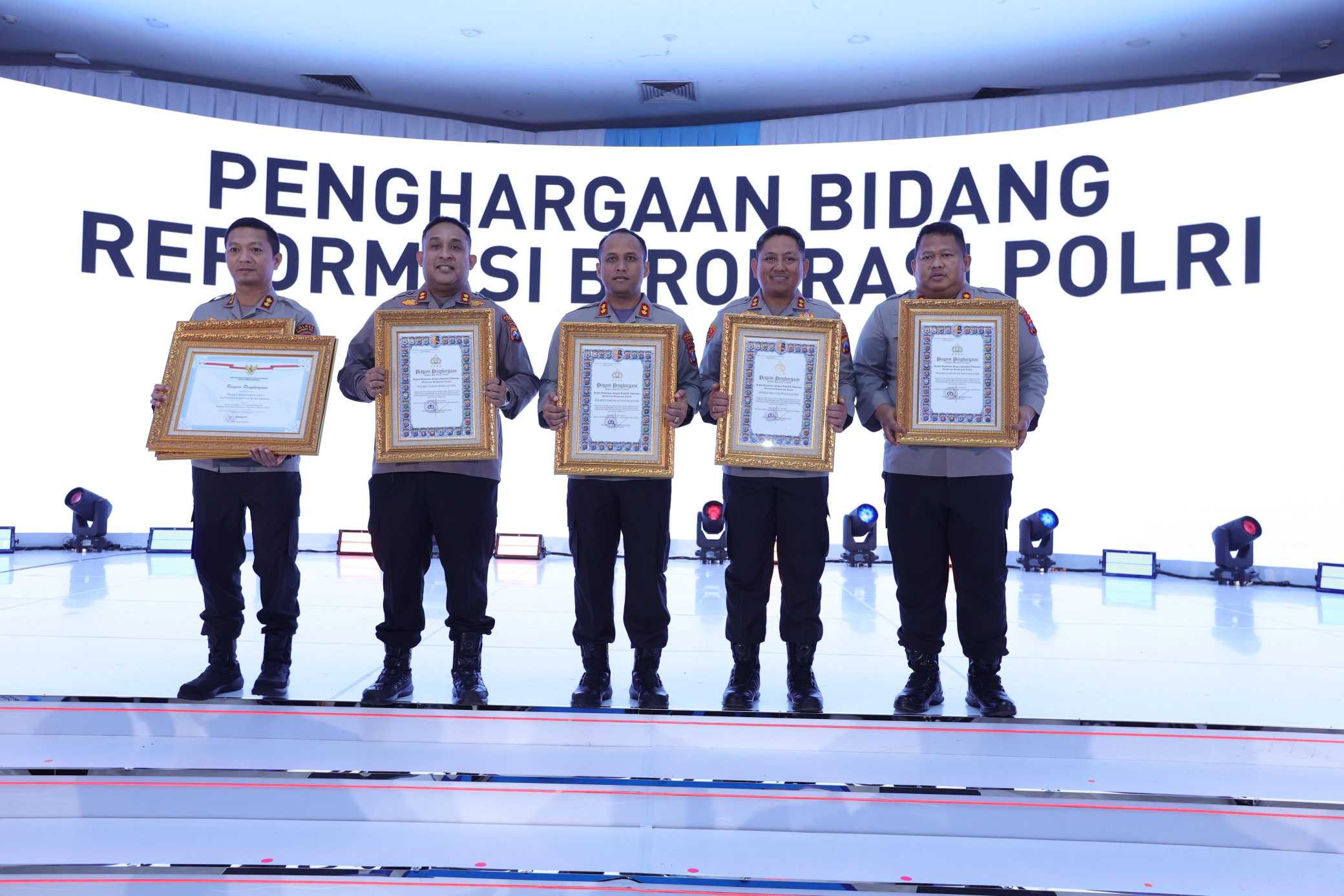 Kapolres Pasuruan saat menerima penghargaan di Gedung Mutiara PTIK, Kebayoran Baru, Jakarta Selatan.