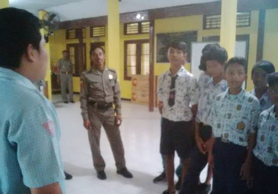 TERJARING – Sejumlah pelajar saat terjaring operasi kasih saying Satpol PP Lamongan, Rabu (30/4/2014). foto : haris sugianto/BangsaOnline