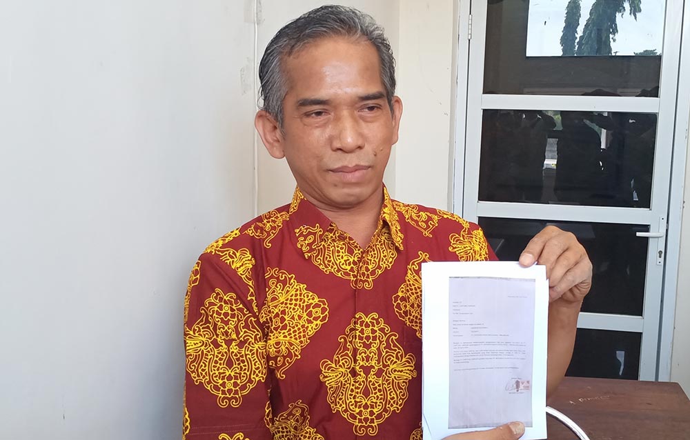 Agus Priyono menunjukkan bukti anaknya keluar dari perusahaan di Pasuruan setelah dijanjikan AT bisa lolos PPPK di Dishub Gresik. Foto: SYUHUD/BANGSAONLINE
